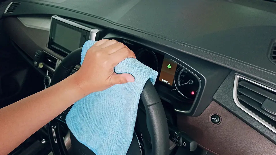Cleaning the steering wheel with a microfiber cloth